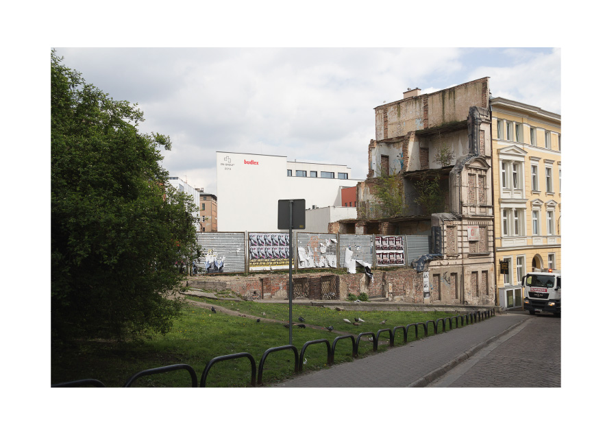 Interstices, half building Digital photography, Poznan, April 2016.